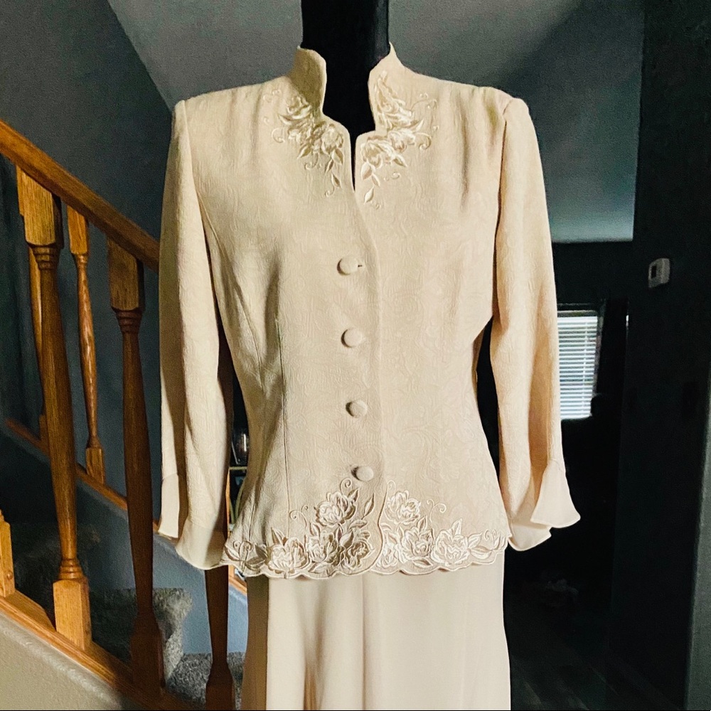 Women’s 2 piece suit in excellent condition.
